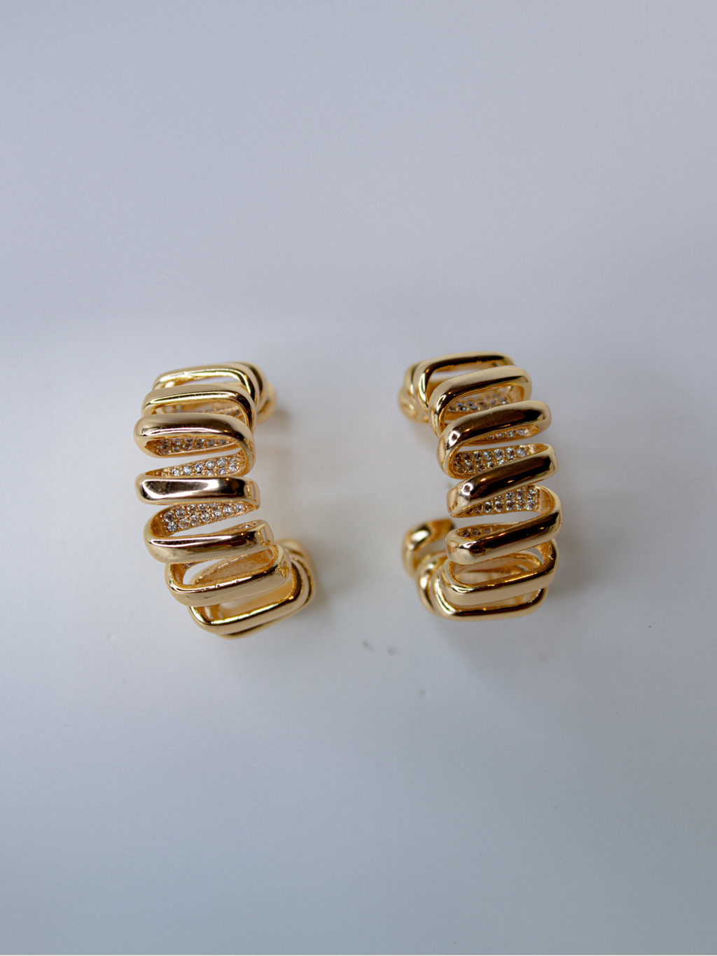 Brinco Folheado - Meia Argola Espiral | Ouro 18k e Cravejado Interno