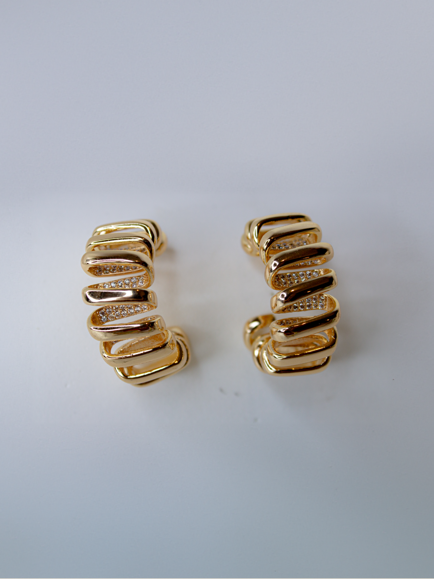Brinco Folheado - Meia Argola Espiral | Ouro 18k e Cravejado Interno