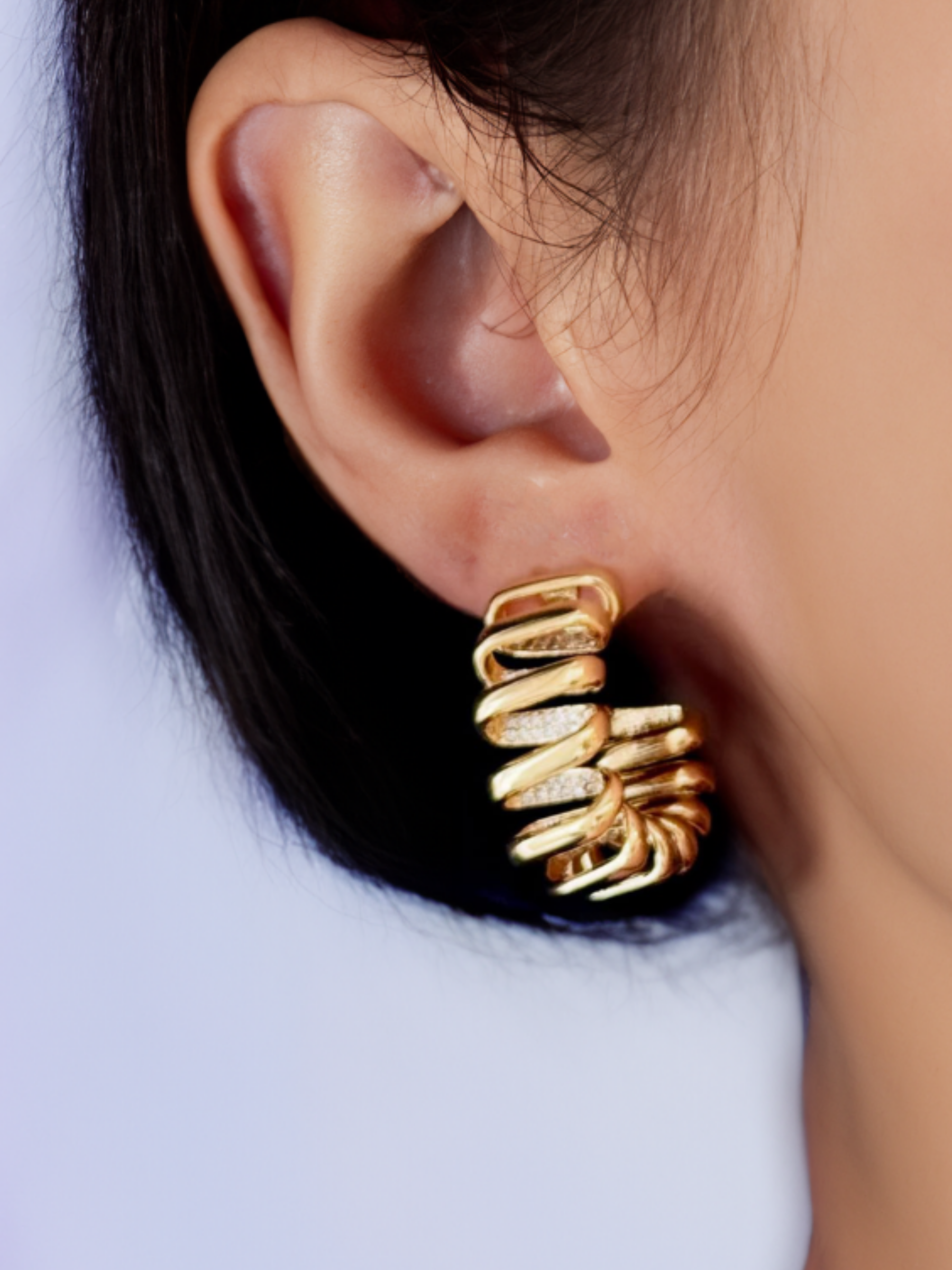 Brinco Folheado - Meia Argola Espiral | Ouro 18k e Cravejado Interno