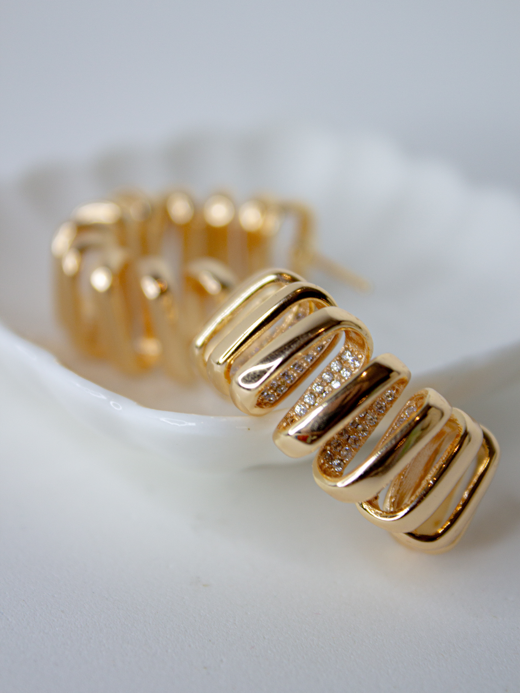 Brinco Folheado - Meia Argola Espiral | Ouro 18k e Cravejado Interno