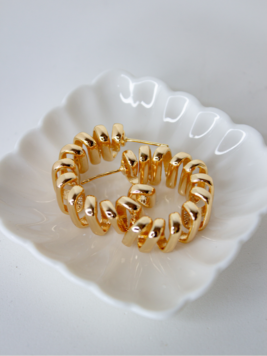 Brinco Folheado - Meia Argola Espiral | Ouro 18k e Cravejado Interno