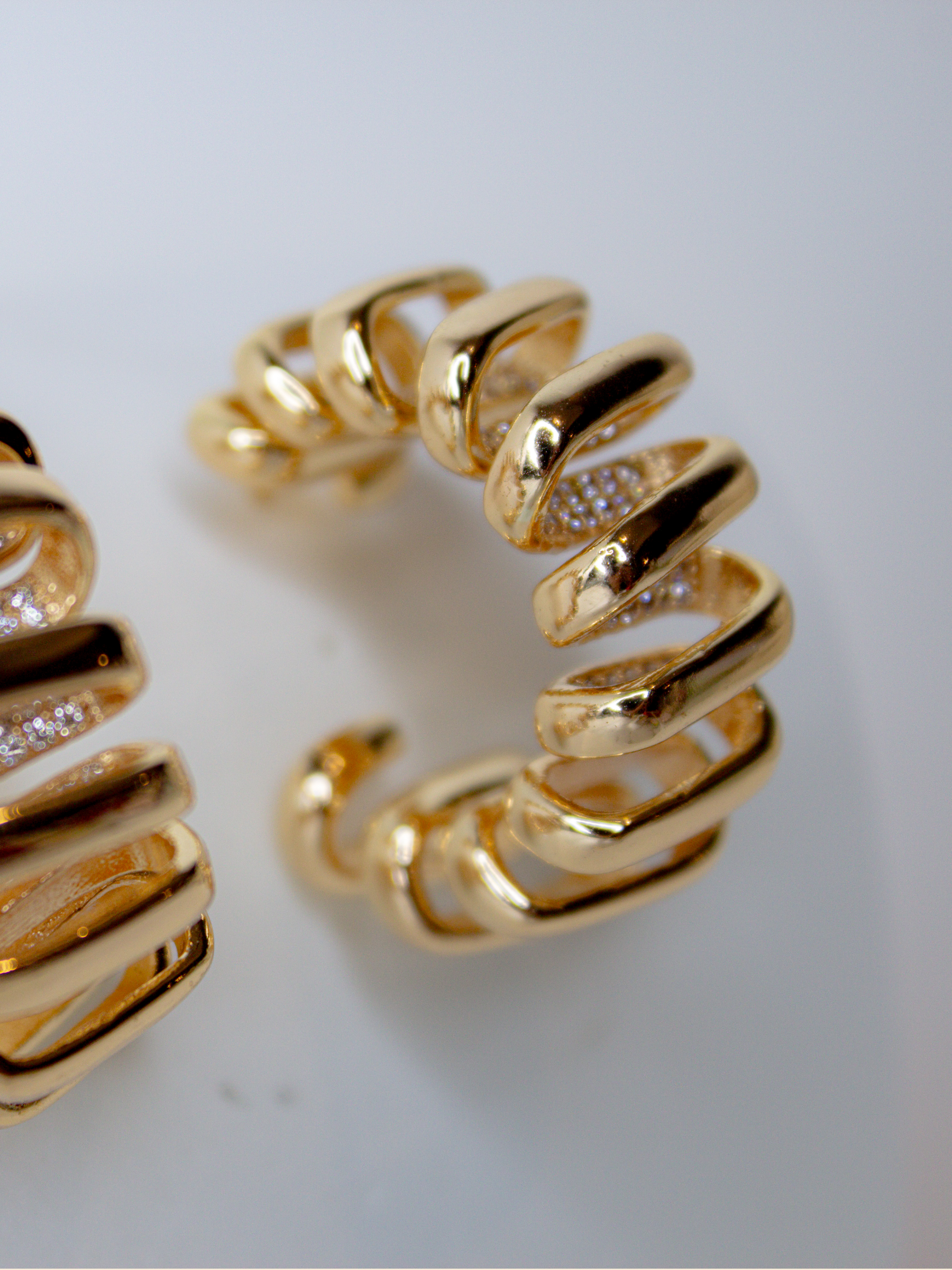 Brinco Folheado - Meia Argola Espiral | Ouro 18k e Cravejado Interno