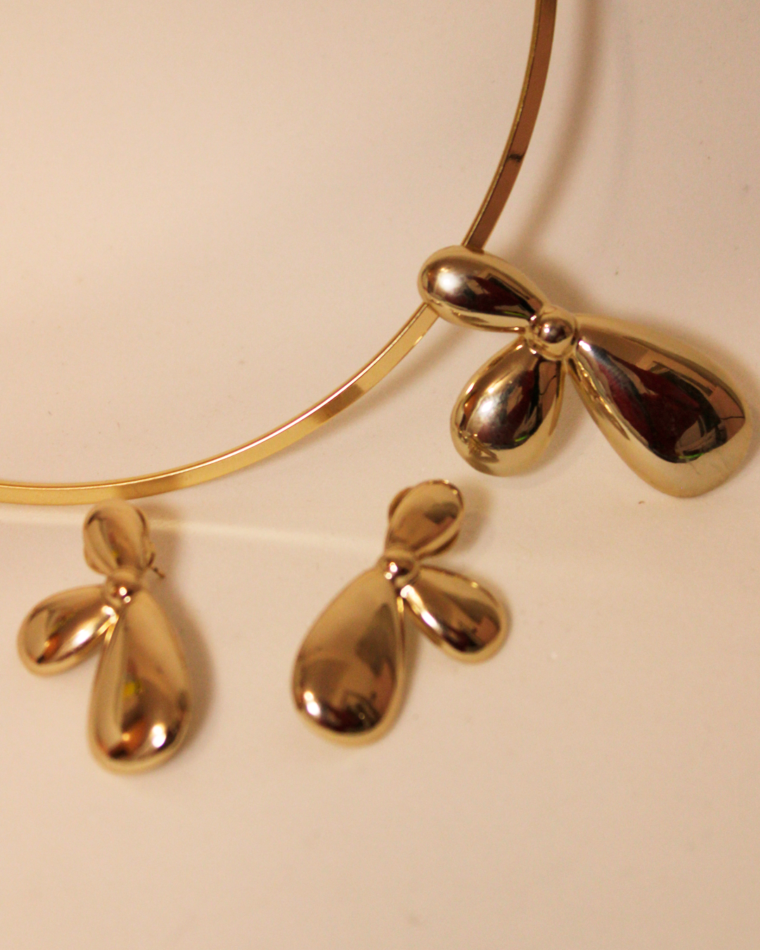 Conjunto Brinco & Colar Folheado - Meia Flor | Ouro 18k